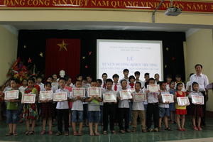 Chủ tịch Hội Khuyến học phường Hữu Nghị trao giấy khen và quà cho các em học sinh có thành tích cao trong học tập.

