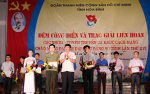 Đồng chí Trần Đăng Ninh, Phó Bí thư TT Tỉnh ủy trao giải nhất cho ĐTTCKCM Công an tỉnh.

