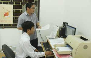 Cán bộ xã Lâm Sơn (Lương Sơn) ứng dụng CNTT trong hoạt động chuyên môn, nghiệp vụ nâng cao hiệu quả làm việc.