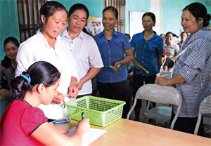 Hội viên phụ nữ thôn Rường, xã Trung Bì (Kim Bôi) thực hiện việc học tập và làm theo tấm gương đạo đức của Bác Hồ bằng hành động thiết thực là đóng góp, tiết kiệm hỗ trợ hội viên phụ nữ mua sắm vật dụng cần thiết trong sinh hoạt gia đình. 
