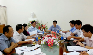 Đồng chí Hoàng Minh Tuấn, UVTV, Trưởng Ban Tổ chức Tỉnh ủy, Trưởng đoàn công tác của BTV Tỉnh ủy kiểm tra việc thực hiện NQT.ư 4 (khóa XI) tại BHXH tỉnh. 

