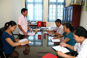 Lãnh đạo Huyện ủy Yên Thủy làm việc tại Ban Tổ chức Huyện ủy 

 triển khai công tác cán bộ.

