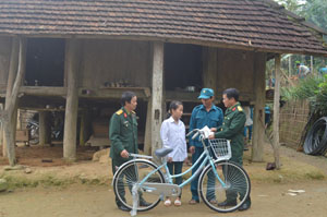 Thực hiện phong trào “Đồng hành cùng các em đến trường” 

do Đảng ủy - Bộ CHQS tỉnh phát động, Ban CHQS huyện Lạc Sơn trao tặng xe đạp cho học sinh nghèo hiếu học xã Yên Phú.



