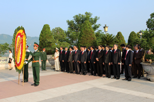 Các đại biểu dự Đại hội đại biểu Đảng bộ tỉnh lần thứ XVI dâng hương tượng đài Bác Hồ.