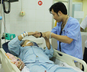 Bác sỹ Tạ Huy Kiên, Phó trưởng khoa Hồi sức cấp cứu bệnh viện Đa khoa tỉnh  khám, điều trị  cho bệnh nhân Nguyễn Thị Dụng.
