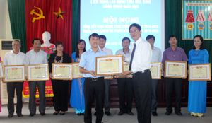 Lãnh đạo CĐGD Việt Nam trao Bằng khen cho các tập thể, cá nhân có thành tích xuất sắc trong hoạt động công đoàn năm học 2014 - 2015.