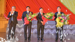 Thay mặt nhân dân các dân tộc trong tỉnh, đồng chí Hoàng Thanh Mịch, UVTV, Chủ tịch Ủy ban MTTQ tỉnh tặng hoa chúc mừng các đồng chí được Đại hội tín nhiệm bầu giữ các chức vụ Bí thư, Phó Bí thư Tỉnh ủy nhiệm kỳ 2015 – 2020.