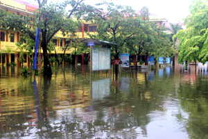 Toàn bộ học sinh trường THPT Công nghiệp phải nghỉ học do trường bị ngập nước.
