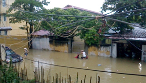 Nước dâng cao khoảng 1m làm ngập ô tô, xe máy, nhà cửa của nhân dân ở tổ 22, phường Tân Thịnh (TPHB). Ảnh chụp lúc 8h30’ ngày 18/9.