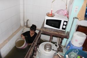 Người dân tổ 14, phường Tân Thịnh thức cả đêm tát nước ngập vào nhà.
