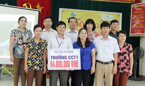 Đại diện lãnh đạo Hội LHPN tỉnh và một số sở, ban ngành, thành phố trao thưởng gói CCT1 - dự án CHOBA cho xã Thái Thịnh.
