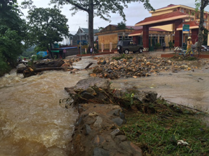 Mưa lớn gây đổ cây và sạt lở đất đá khu vực trước cổng UBND xã Cuối Hạ.