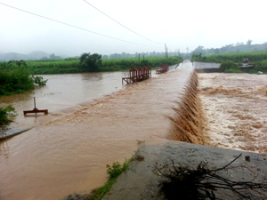 Ngầm tràn Nà Bái, xã Dũng Phong (Cao Phong) nước cuồn cuộn dâng cao trong nhiều giờ cản trở vịêc đi lại của nhân dân.