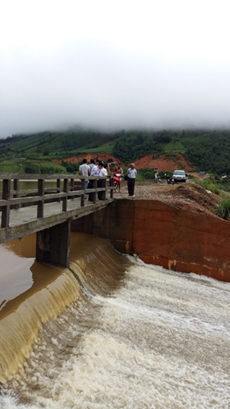 Ban chỉ huy PCTT&TKCN huyện Đà Bắc đi kiểm tra sự cố tại công trình liên hồ đang thi công tại xã Tu Lý.

