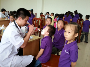 Học sinh trường tiểu học Thịnh Lang-  thành phố Hòa Bình được khám chữa bệnh bằng BHYT.