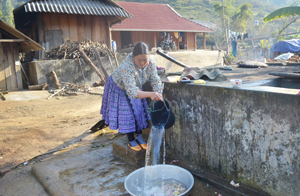Từ sự quan tâm đầu tư của Nhà nước, người dân xóm Hang Kia 1, xã Hang Kia (Mai Châu) được sử dụng nước hợp vệ sinh. 
(Ảnh: MH)