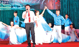 Tiết mục đơn ca tuyên truyền về biển, đảo của đội văn nghệ thị trấn Kỳ Sơn tham gia dự hội diễn NTQC huyện năm 2015.