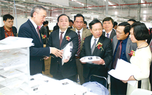Phó Thủ tướng Chính phủ Hoàng Trung Hải và các đồng chí lãnh đạo tỉnh thăm, động viên doanh nghiệp FDI tại KCN Lương Sơn.