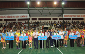 Các đồng chí lãnh đạo UBND tỉnh, Tổng cục TDTT và Sở VH,TT&DL tặng hoa và trao cờ lưu niệm cho các đội.