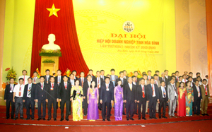 BCH Hiệp hội Doanh nghiệp tỉnh Hòa Bình nhiệm kỳ 2015-2020 ra mắt Đại hội.