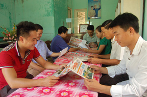 Bưu điện Văn hóa xã Nà Phòn (Mai Châu) trang bị đầy đủ các loại sách, báo, tạp chí của Đảng phục vụ cán bộ và nhân dân trong xã.