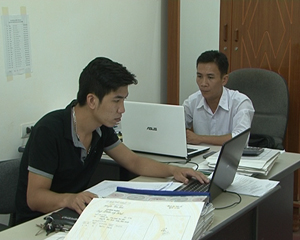 Cán bộ phòng TN&MT huyện Đà Bắc áp dụng công nghệ tin học trong quản lý hồ sơ cấp giấy chứng nhận quyền sử dụng đất.