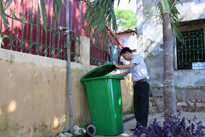 Người dân xã Hợp Thịnh (Kỳ Sơn) có ý thức bỏ rác đúng nơi quy định.