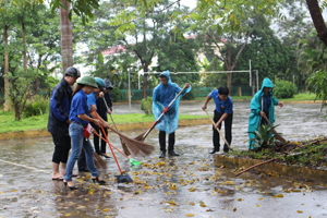 Ngay sau lễ mít tỉnh, các đoàn viên thanh niên tổ chức quét dọn thu gom rác thải tại một số điểm khu trung tâm huyện. 

                                                                         
