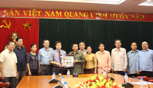 Đoàn công tác Học viện Chính trị và Hành chính Quốc gia Lào tặng quà và chụp ảnh lưu niệm cùng lãnh đạo các ban, ngành của tỉnh.