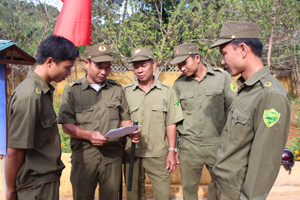 Ban Công an xã Ngổ Luông (Tân Lạc) trao đổi nghiệp vụ nhằm thực hiện có hiệu quả nhiệm vụ giữ vững ANTT trên địa bàn.