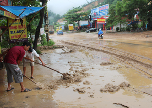 Mỗi khi trời mưa, người dân tổ 25 phường Đồng Tiến (TP Hòa Bình) lại phải tự dọn bùn, đất tràn vào nhà ở và vỉa hè.
