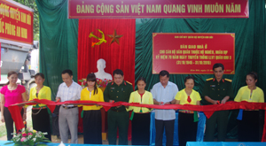 Đại diện lãnh đạo Bộ CHQS tỉnh, Huyện ủy, Ban CHQS huyện Kim Bôi bàn giao nhà đồng đội cho gia đình đồng chí Bùi Minh Đạt.