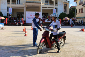 Hướng dẫn viên lái xe an toàn của Hoanda Việt Nam hướng dẫn sinh viên thực hành kỹ năng phanh an toàn.