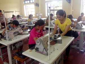 Trung tâm GDTX và Dạy nghề huyện Tân Lạc mở lớp dạy nghề may công nghiệp với 20 học viên tham gia.