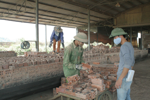 Nhà máy gạch cao cấp Lạc Sơn giải quyết việc làm cho trên 160 lao động.