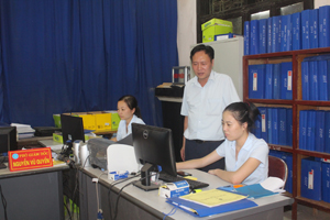 Cán bộ BHXH huyện Yên Thủy đẩy mạnh ứng dụng CNTT trong giải quyết các chế độ chính sách về BHXH, BHYT.