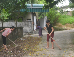 Hội viên phụ nữ khu 2, thị trấn Kỳ Sơn quét dọn vệ sinh đoạn đường phụ nữ tự quản.