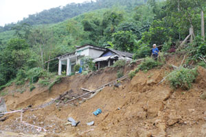 Trận mưa lũ ngày 17 - 18/9 khiến bể nước của gia đình bà Hà Thị Hiền (xóm Máy 1, xã Hòa Bình (TPHB) bị sạt xuống đường.
