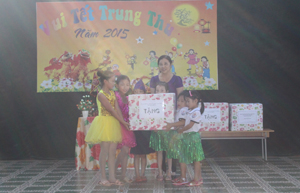 Đại diện Sở LĐ, TB & XH trao quà cho học sinh trường Tiểu học Đông Lai.