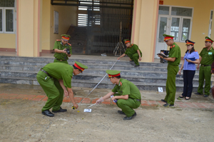 Lực lượng KTHS thực hiệm công tác khám nghiệm hiện trường vụ án trong diễn tập KVPT, phòng chống khủng bố, giải thoát con tin tại huyện Yên Thủy.