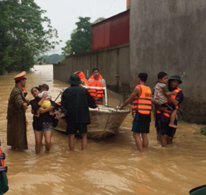 CBCS Đội CSGT sử dụng xuồng máy cứu 8 người dân xã Nhuận Trạch (Lương Sơn) khỏi vùng nguy hiểm do nước lũ trên sông Bùi dâng cao đột ngột dạng sáng ngày 18/9/2015.

