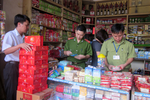 Ban chỉ đạo liên ngành 389 TP Hòa Bình kiểm tra mặt hàng bánh Trung thu bày bán ở các cửa hàng, đại lý tại phường Tân Hòa.