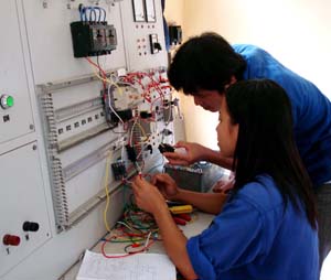 Trường trung cấp nghề Hòa Bình chú trọng nâng cao chất lượng đào tạo nghề cho sinh viên chuyên ngành điện công nghiệp.

