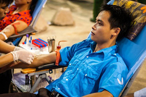 ĐV-TN huyện Tân Lạc tham gia hiến máu tình nguyện.