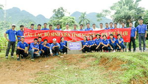 Đội SVTN của trường Đại học Thủy Lợi bàn giao công trình thanh niên tại huyện Tân Lạc.