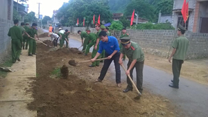 Thực hiện chương trình tình nguyện “Hành quân xanh”, ĐV-TN Công an huyện Kim Bôi tham gia san lấp 1.000 m đường tại thôn Rường, xã Trung Bì.