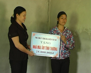 LĐLĐ huyện Yên Thủy phối hợp với Tổng Công ty Sông Đà tặng nhà mái ấm tình thương cho công đoàn viên khó khăn.

