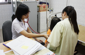 Bác sĩ Phòng khám ngoại trú Nhi, Bệnh viện Đa khoa tỉnh  tư vấn và khám cho trẻ phơi nhiễm HIV.