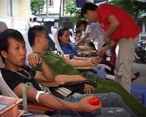 Cán bộ, công chức, ĐV-TN các cơ quan, đơn vị của thành phố Hòa Bình tham gia hiến máu tình nguyện do Hội CTĐ thành phố phát động.

