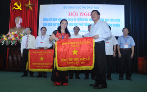 Bộ trưởng Bộ GD & ĐT Phạm Vũ Luận trao Cờ thi đua tiểu biểu xuất sắc dẫn đầu năm học 2014 – 2015 cho ngành GD & ĐT Hòa Bình.

